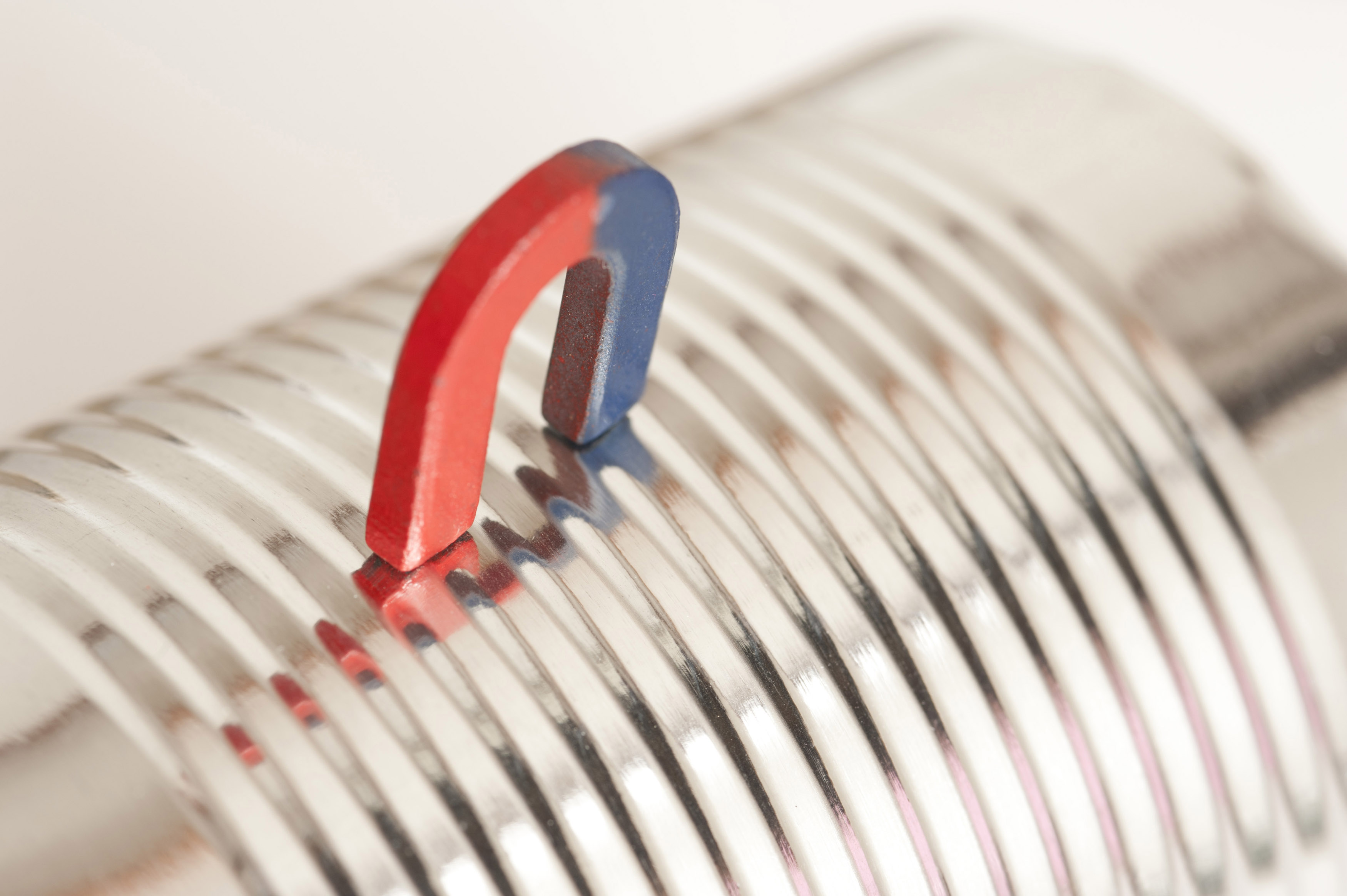 Free Stock image of Steel test with a horseshoe on a can